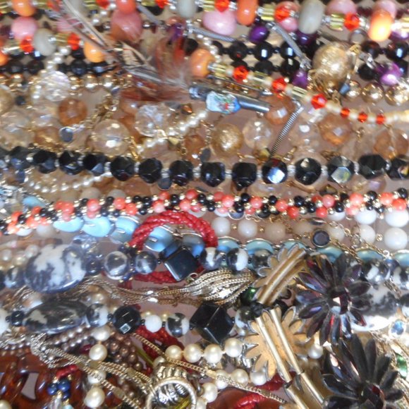 Three pounds of vintage necklaces:glass, plastic - Picture 1 of 6